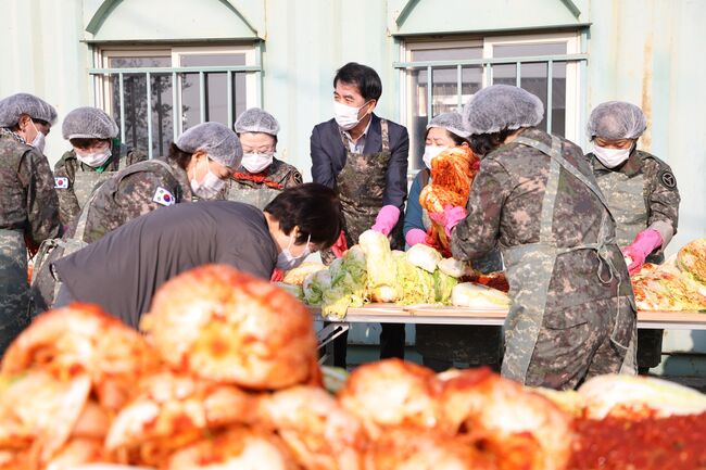 보은군 여성예비군, 김장 250포기 담가 60가구에 전달